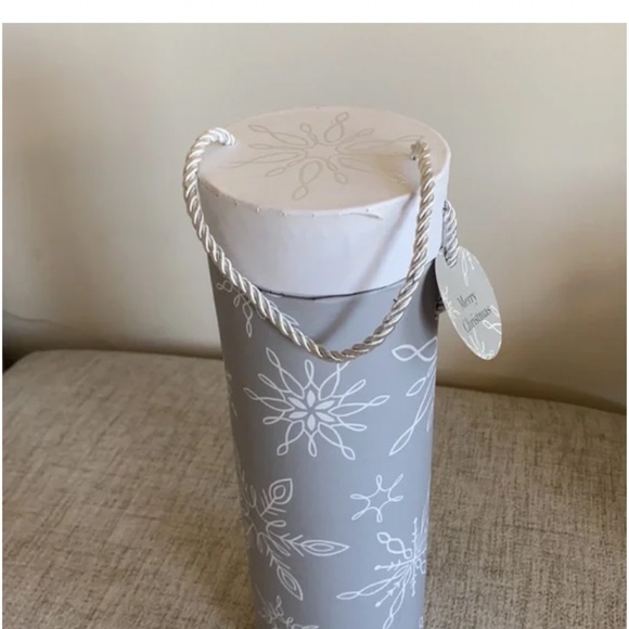 Snowflake pattern printed holiday bottle carrier with handle grey and white - Picture 2 of 5